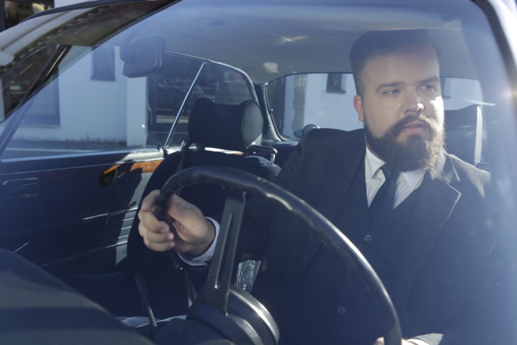 Male Plus Size Model Männermodel grow Größen Männermode XXL Übergröße schwarzer Anzug Dreiteiler Happy Size