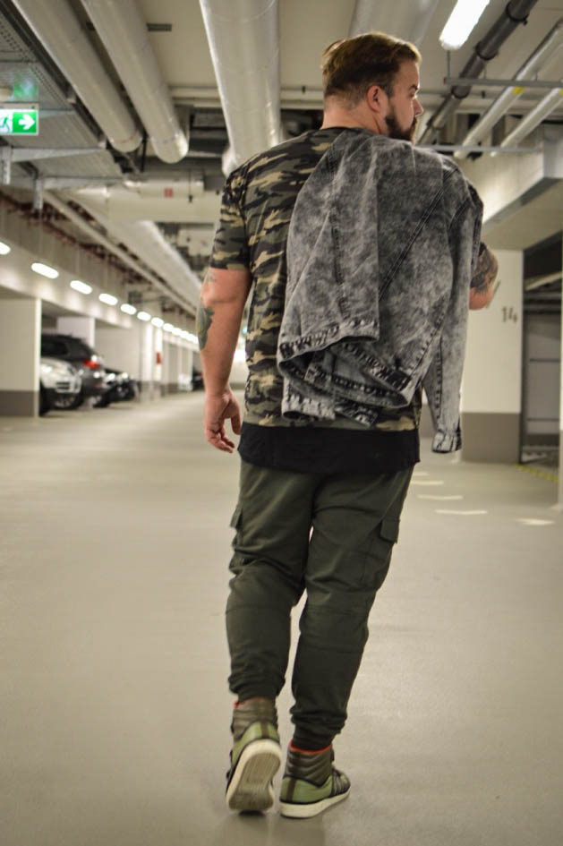 Male Plus size Blog Blogger Model Longfit streetwear Männermode XXL große Größen Herren Happy Size Camouflage Army Joggpants Jogginghose
