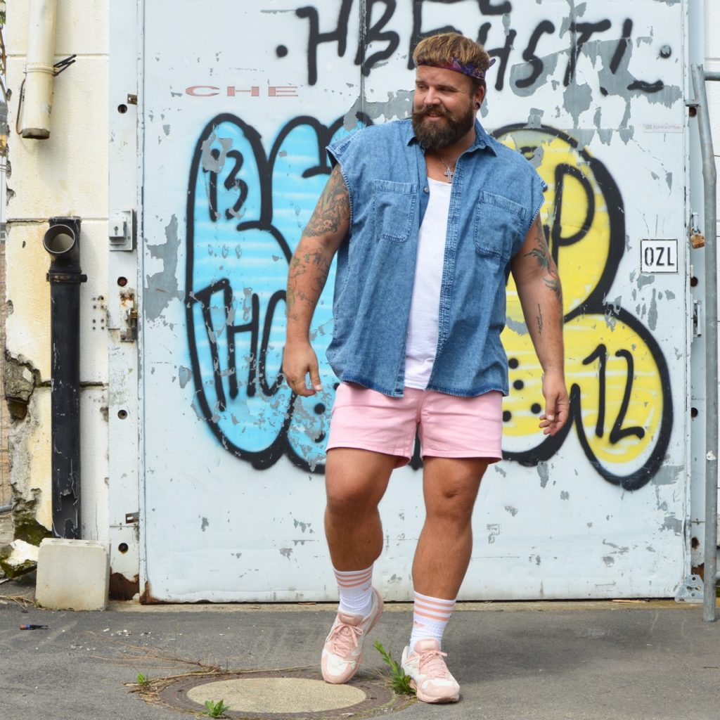 Asos Plus Men 90s Outfit 90er pink Shorts Jeanshemd