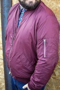 male plus size model blog blogger claus fleissner H&M extended sizes große größen Herrenmode xxl Bomberjacke Übergröße große Größen Style XXL burgundy weinrot