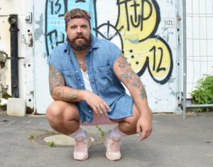 Asos Plus Men 90s Outfit 90er pink Shorts Jeanshemd